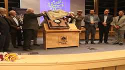آیین رونمایی از نخستین قرآن کتابت شده «هادی پیروز نیا» در سالن فرهنگ مدیریت اسناد و کتابخانه ملی منطقه جنوب کشور برگزار شد