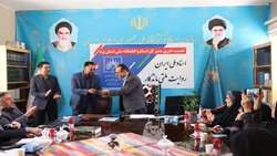 در نشست خبری مدیر اسناد و کتابخانه ملی استان یزد از مسئول روابط عمومی این مرکز تقدیر صورت گرفت.