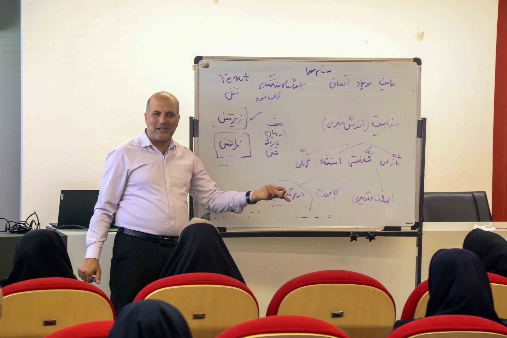 کارگاه آموزشی «راهکارهای افزایش ضریب نفوذ روابط عمومی‌ها در جامعه» با حضور مدیران و کارشناسان روابط عمومی دستگاه‌های اجرایی، در سالن سرای سخن مدیریت اسناد و کتابخانه ملی منطقه جنوب کشور برگزار شد.